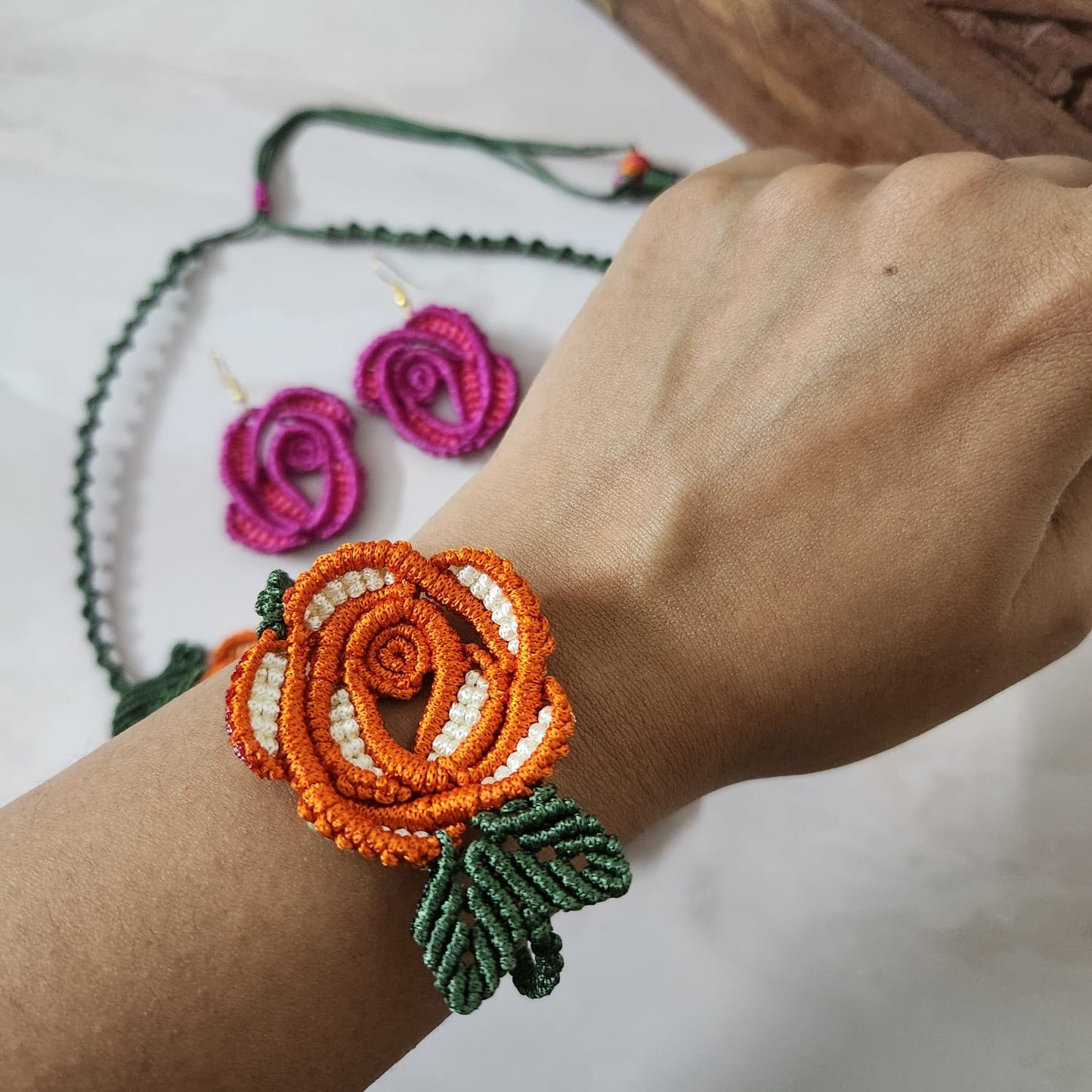 Gul macrame necklace set