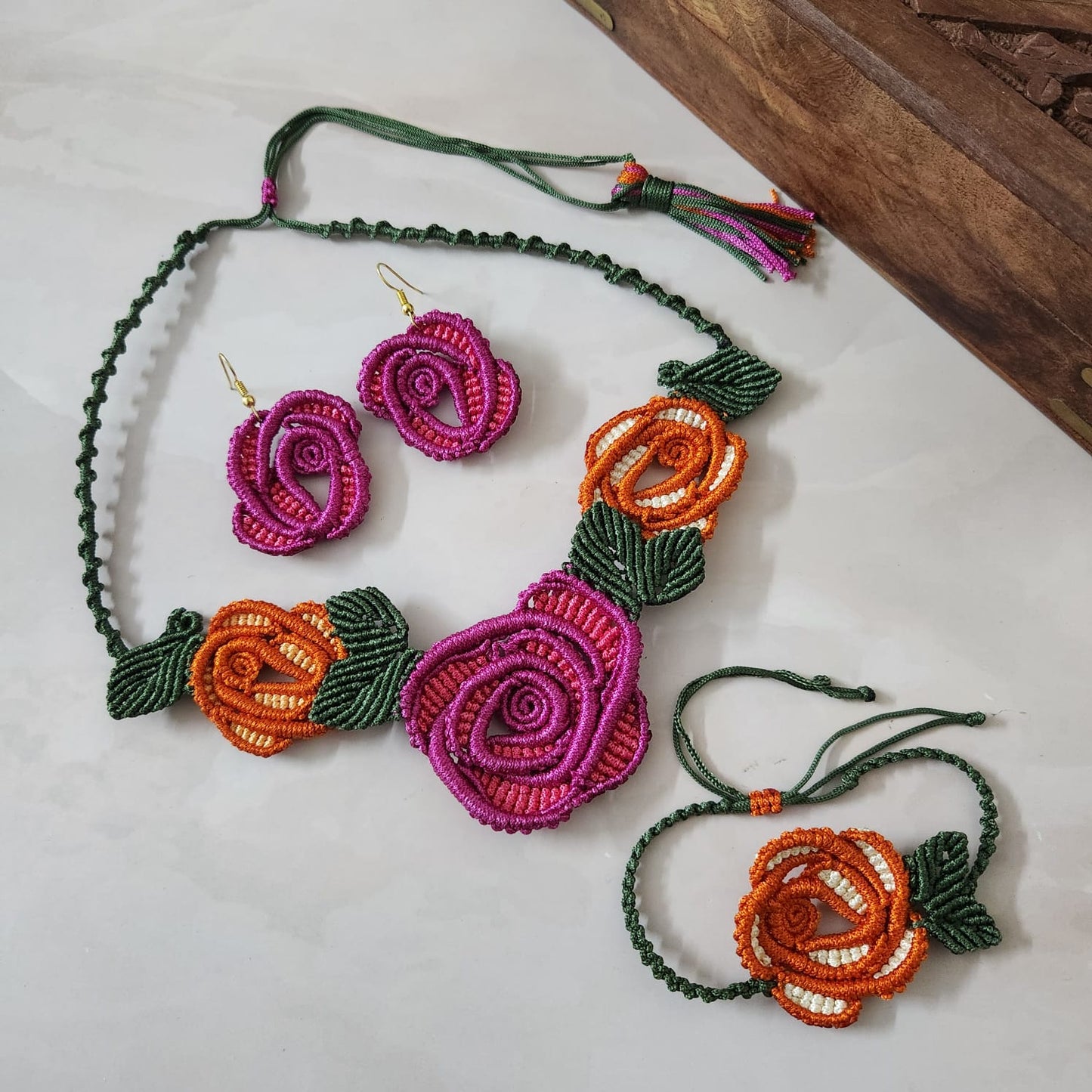 Gul macrame necklace set