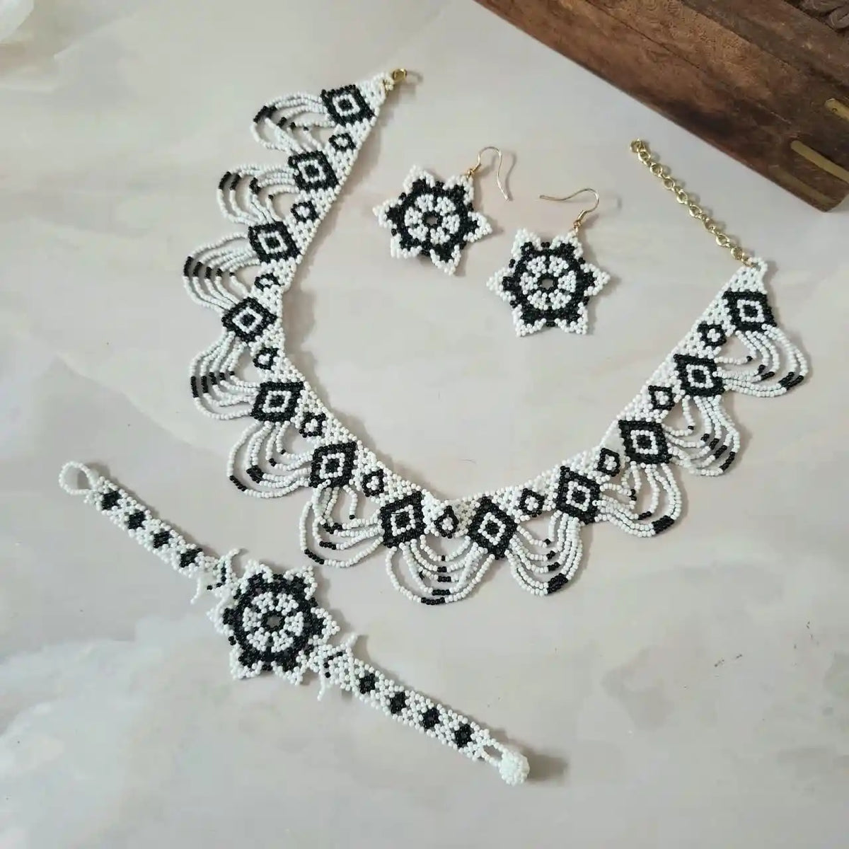 Thria black white scalloped necklace set