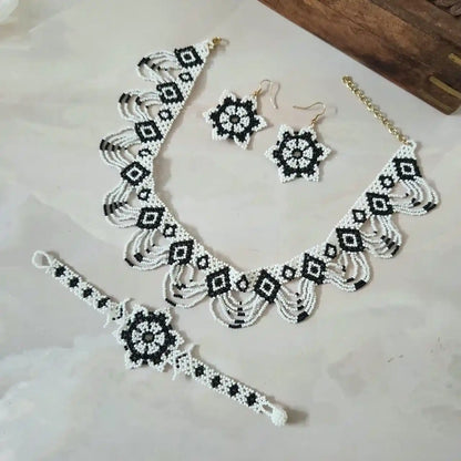 Thria black white scalloped necklace set