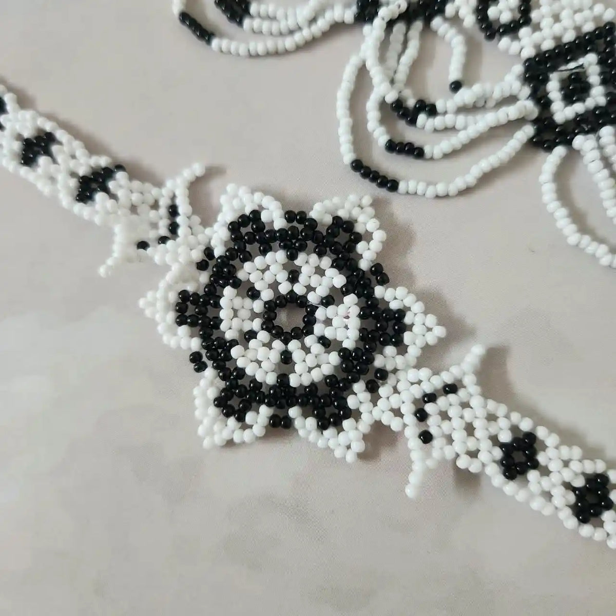 Thria black white scalloped necklace set
