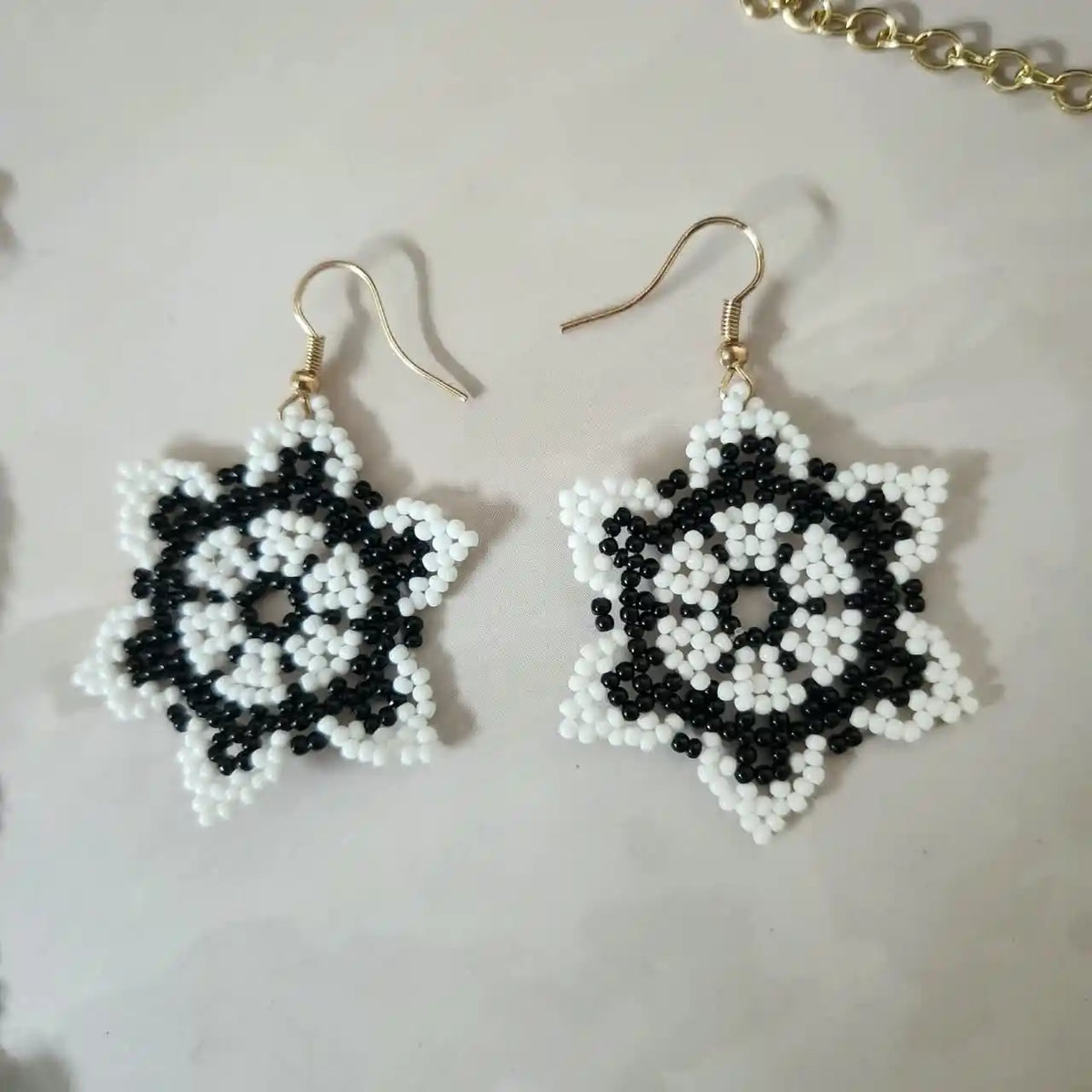 Thria black white scalloped necklace set