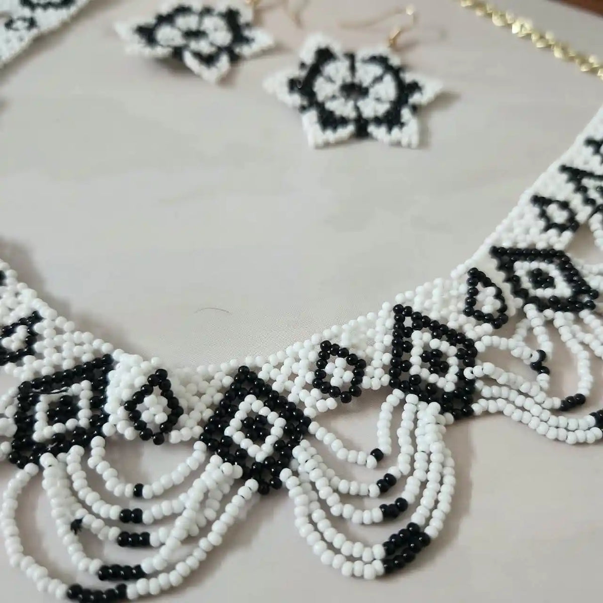 Thria black white scalloped necklace set