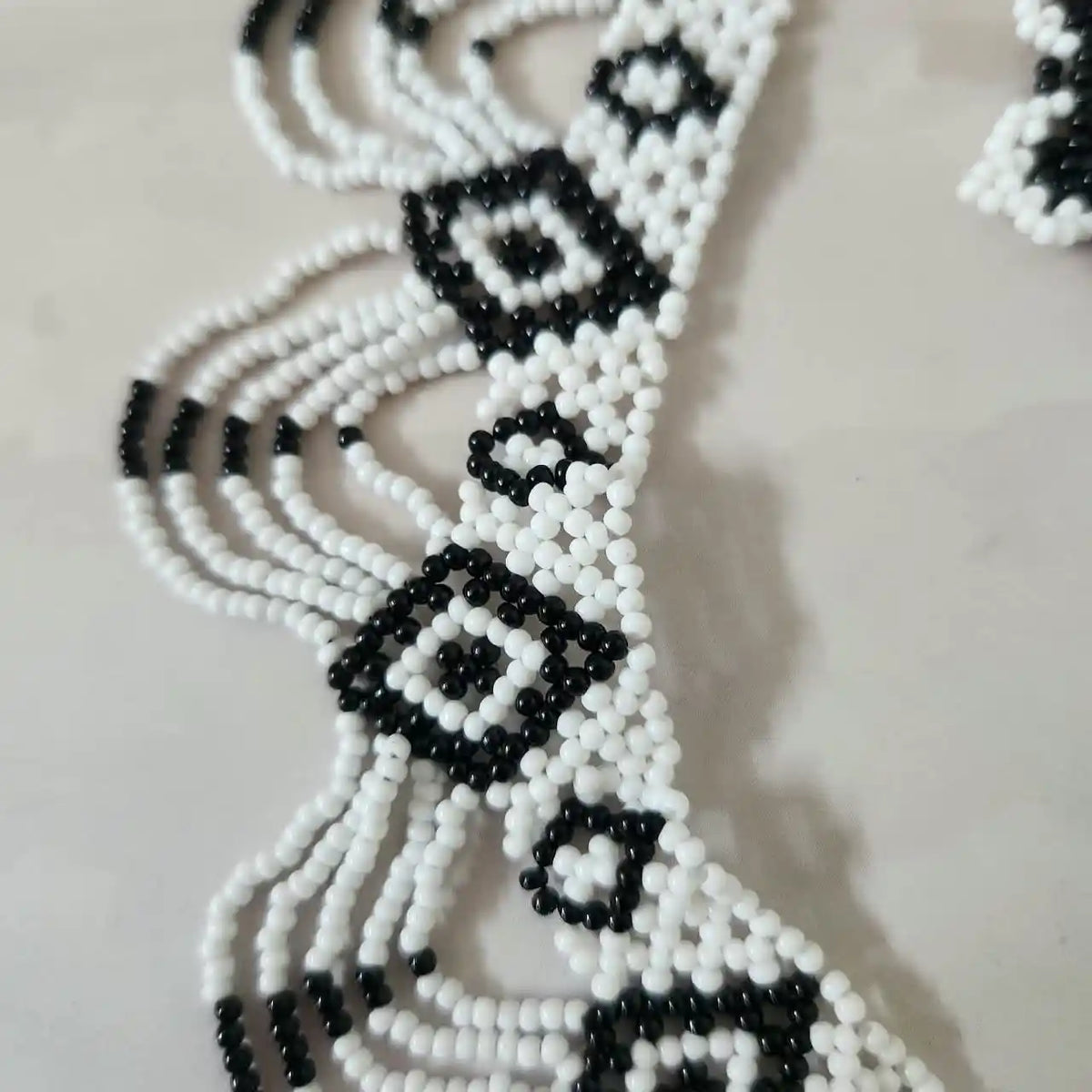Thria black white scalloped necklace set
