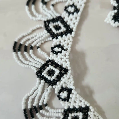 Thria black white scalloped necklace set