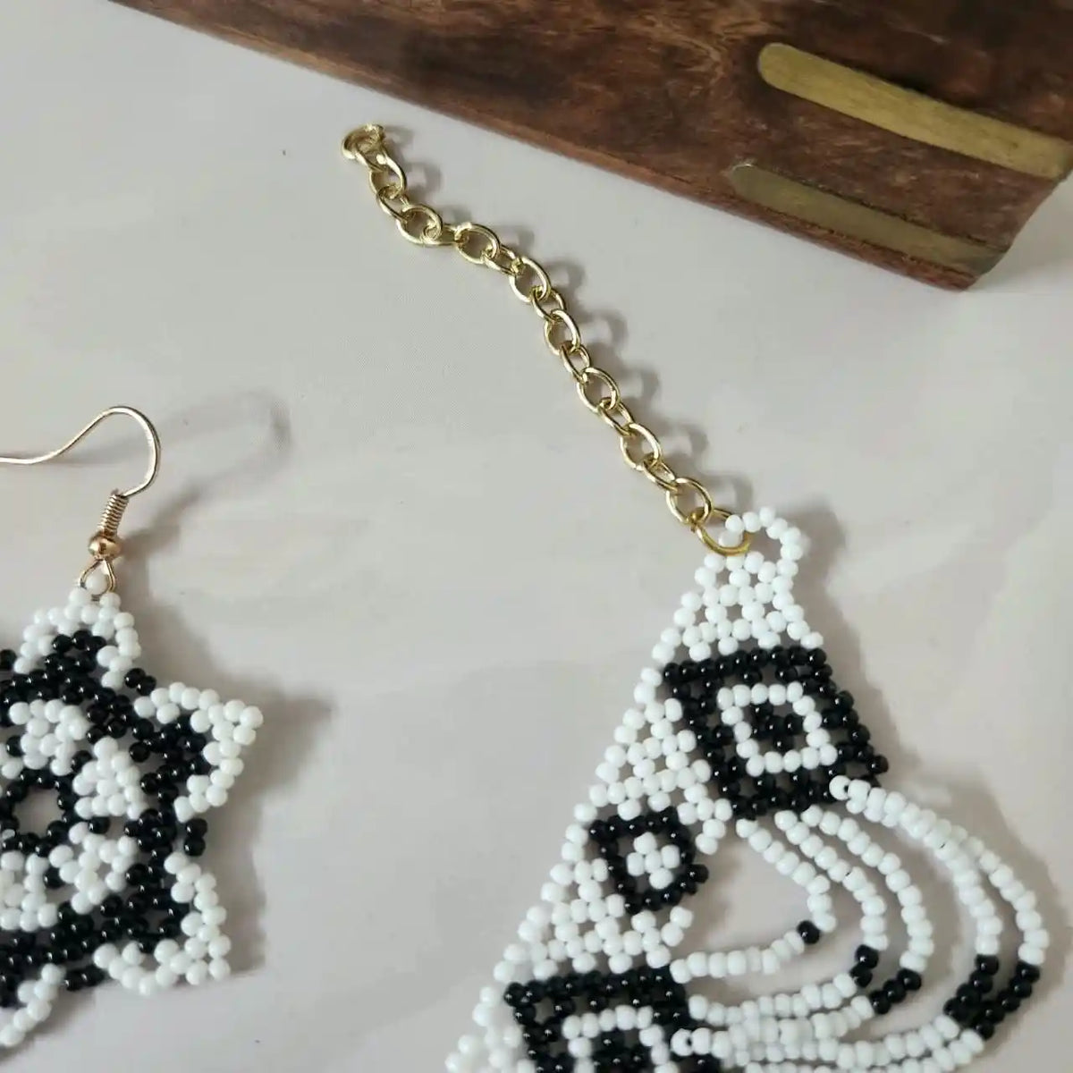 Thria black white scalloped necklace set