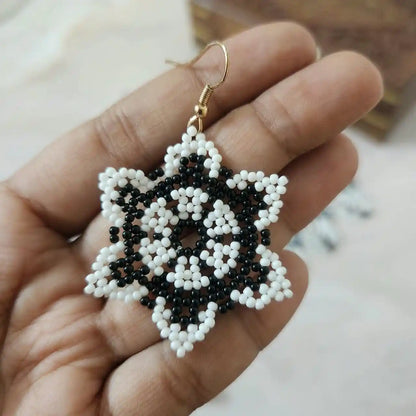 Thria black white scalloped necklace set