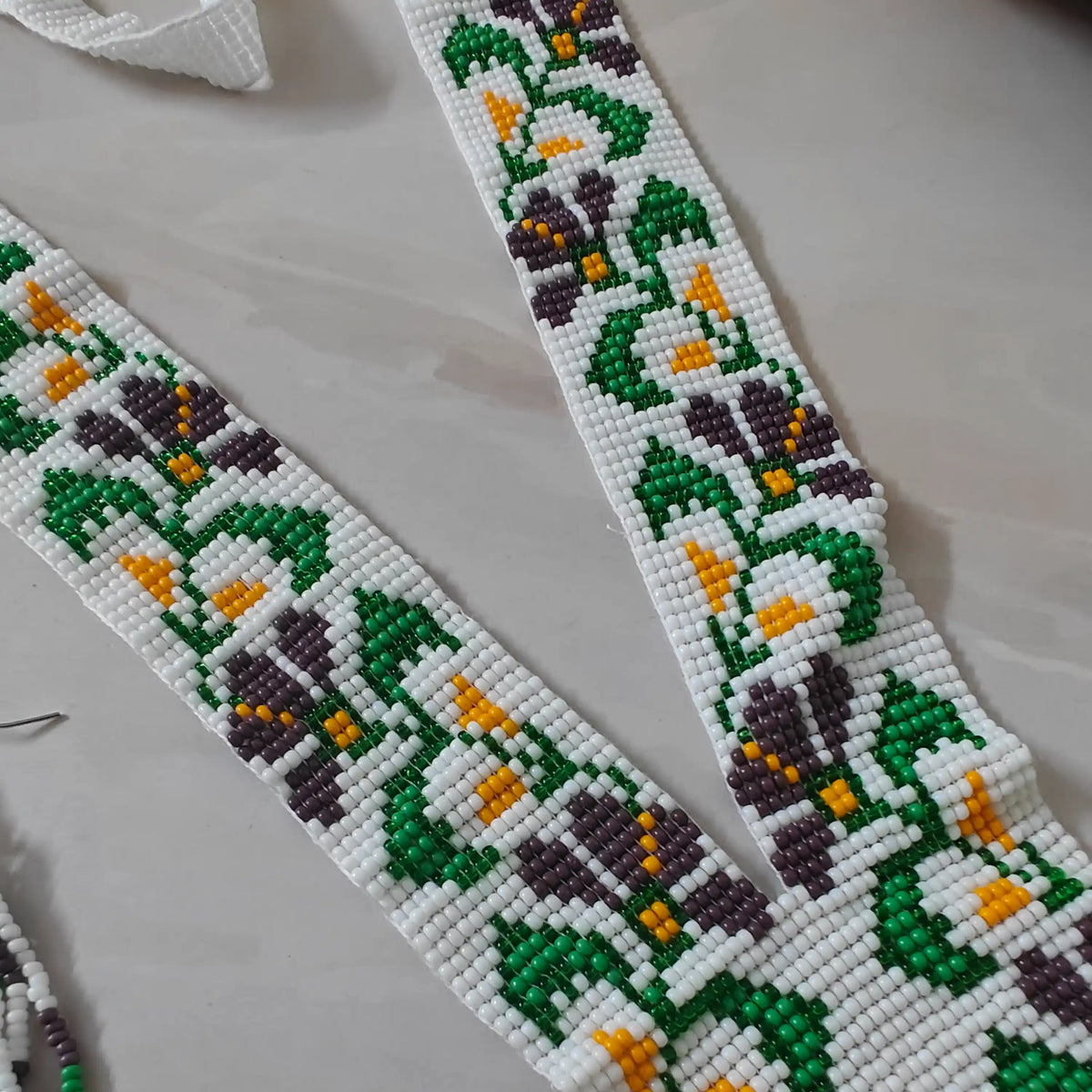 Vardani white floral beadloom necklace set