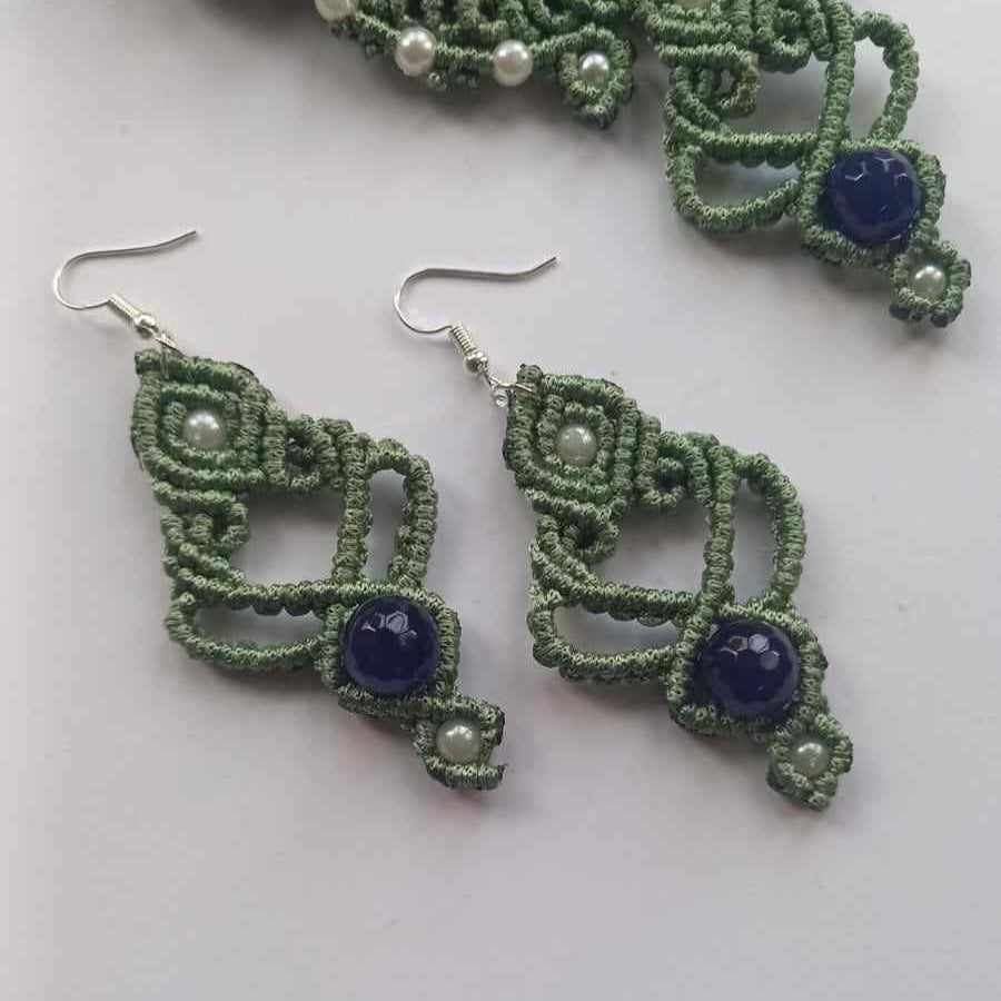 bead necklace earrings set with labradorite stone